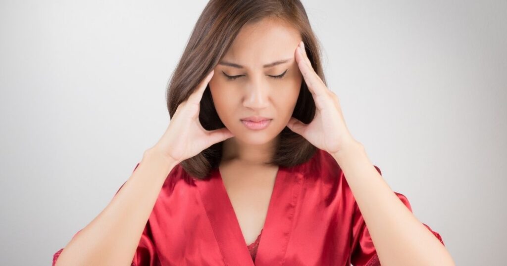 引き寄せの予兆がわからず悩んでいる女性が頭を抱えて思い詰めている様子