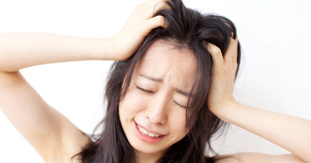 引き寄せの法則を実践して頭痛に悩む女性