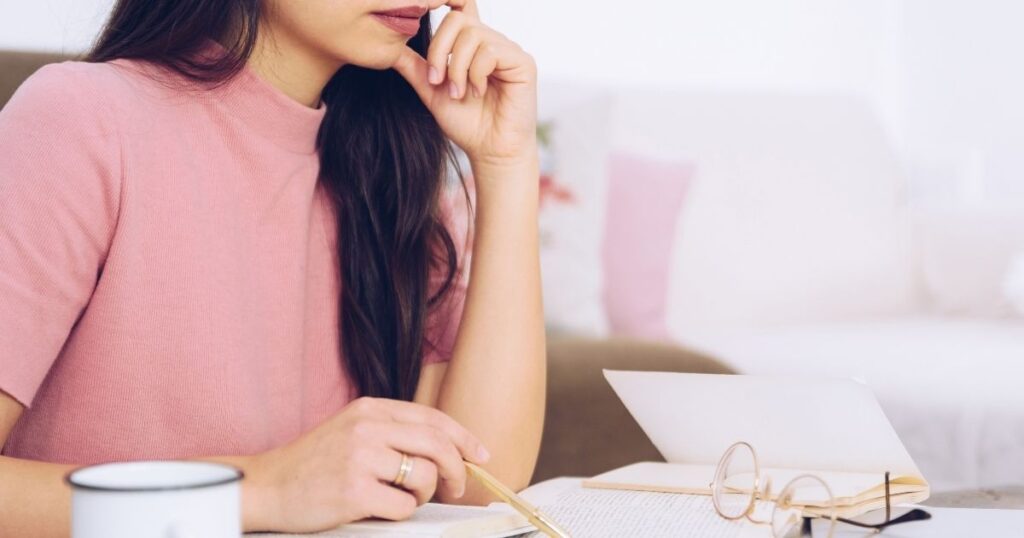 引き寄せの法則における良い気分の誤解と正しい知識を考察する女性のイメージ