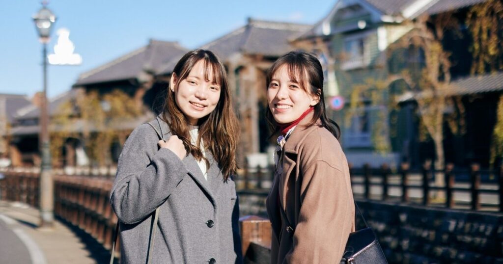 引き寄せの法則で人間関係が変わった女性たちの笑顔の実例写真