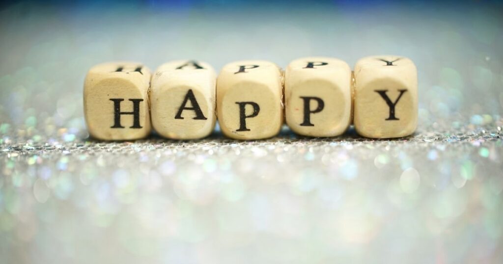 「HAPPY」の文字が書かれたサイコロ型のブロック。幸せな未来の象徴