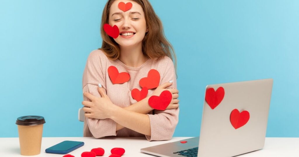 良い気分で過ごすことで引き寄せが叶った実例を紹介する、愛に満ちた笑顔の女性