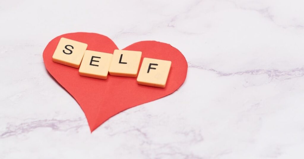 ハート型の紙に「SELF」と書かれたタイルが乗る画像