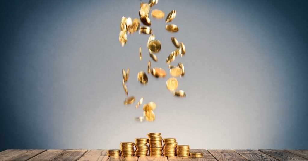 引き寄せの法則で金運体質になることを表す空中に舞うコインのイメージ