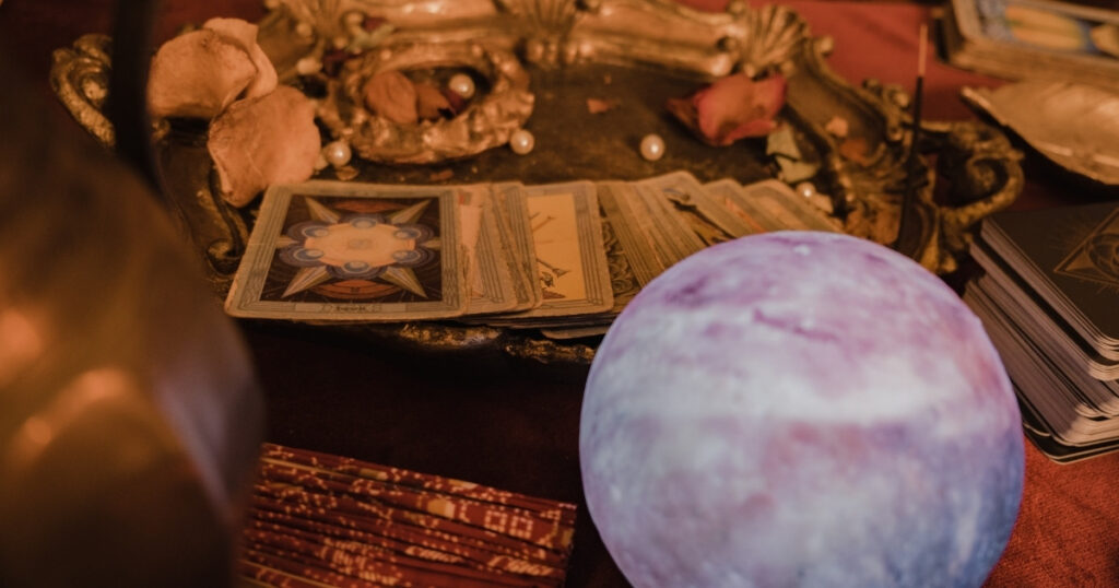 相手の目を細める心理を知りたいときは、占いがおすすめ!