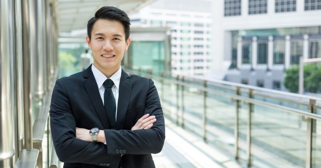 スーツ姿の男性が引き寄せの法則とRASについて自信を持って語るイメージ写真