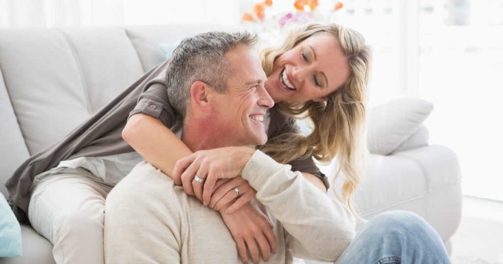 笑顔で寄り添う40代〜50代のカップル。年齢別のモテる引き寄せ活用法