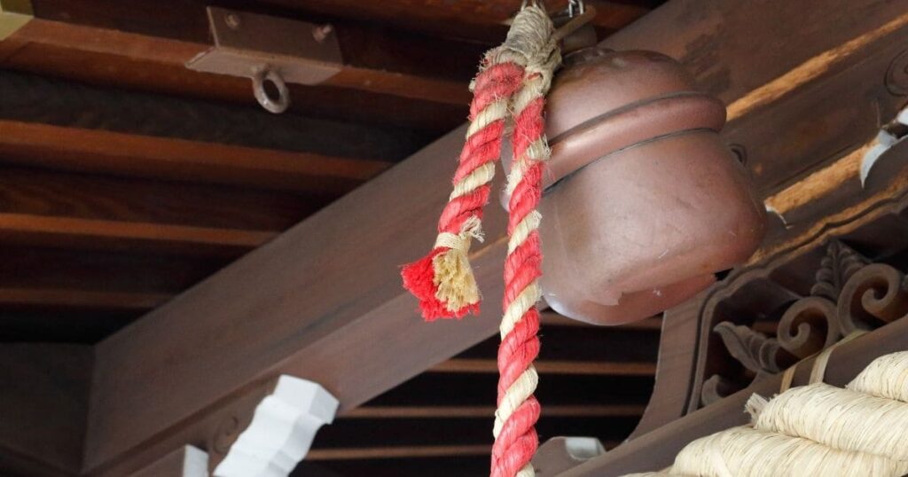 神社の鈴と鈴緒が写っており、地元密着のパワースポットの雰囲気を伝える画像