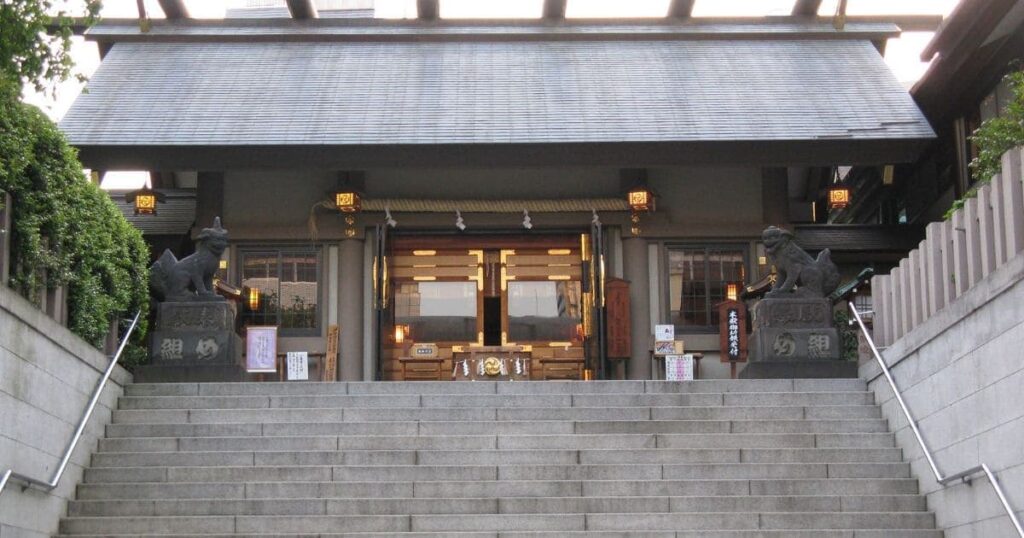 芝大神宮の拝殿と金色のこがね鈴守—金運のご利益で有名