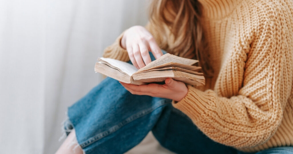 引き寄せの法則で理想の人を引き寄せるための日々の習慣を表した落ち着いた女性の読書シーン