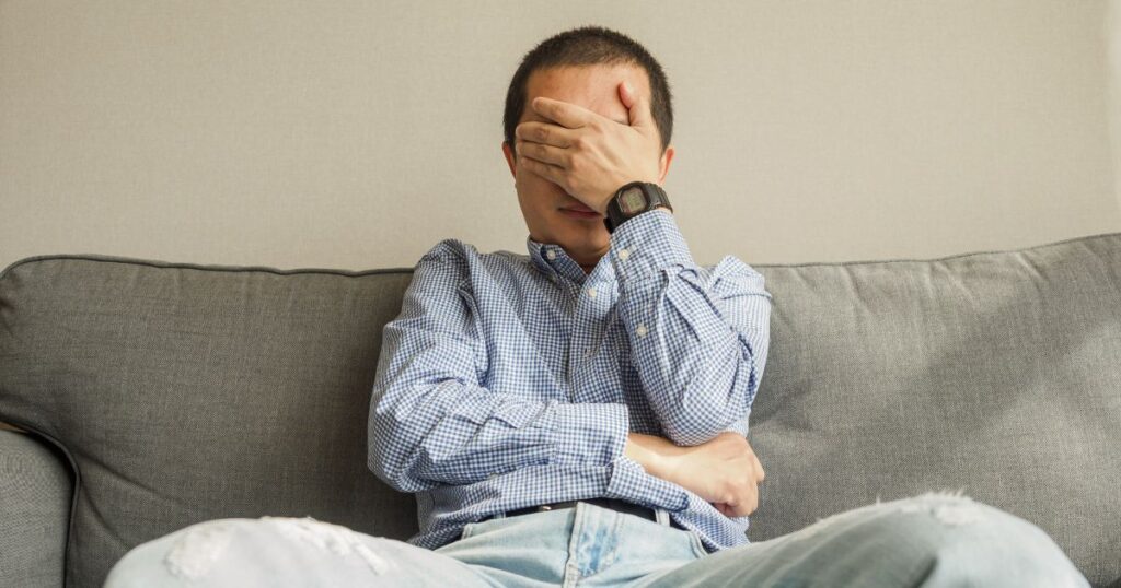 顔を手で覆う男性|夢が叶わないと感じたときの落とし穴と改善法