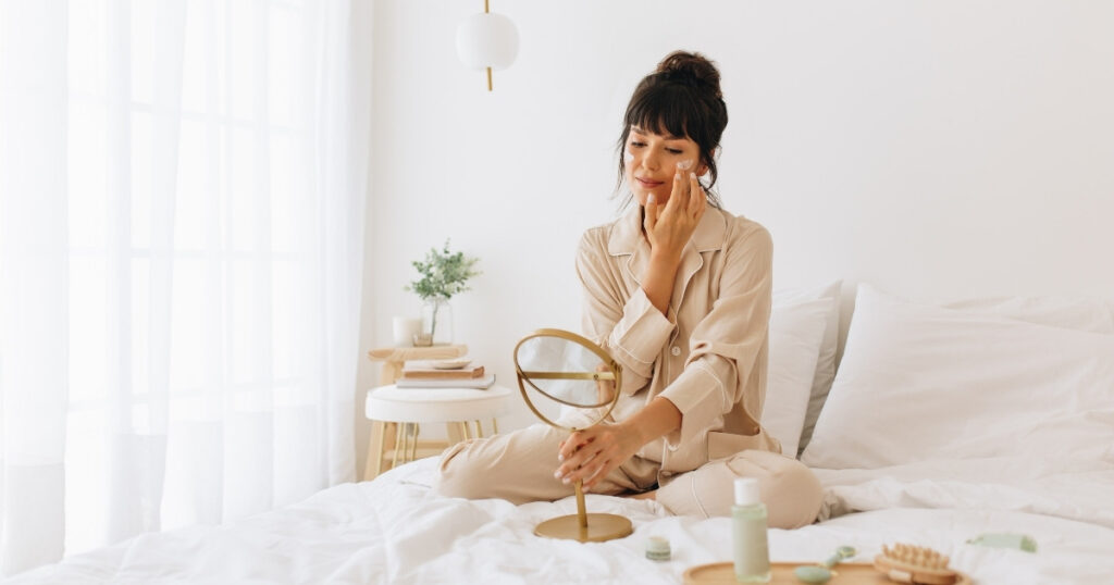 朝の習慣としてセルフケアを行う女性。引き寄せの法則でモテる日常習慣を表現