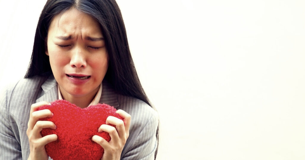 引き寄せの法則を実践しても理想の人に出会えず悩む女性を表したイメージ画像