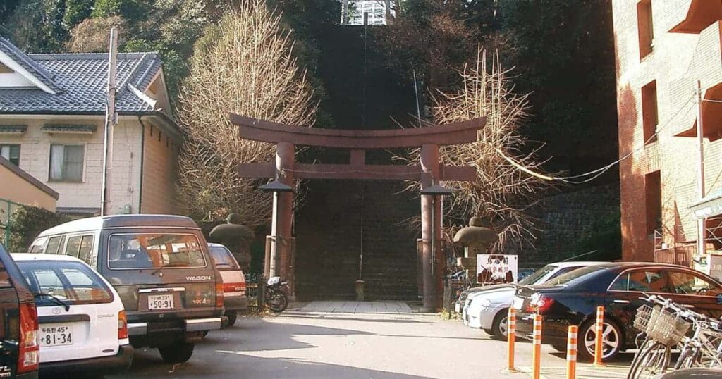 愛宕神社の本殿と出世の石段—財運・仕事運アップの象徴