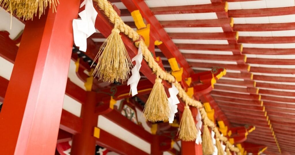 東京都港区の神社に飾られた注連縄と御神木の風景