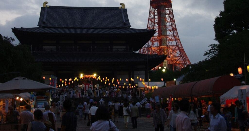 増上寺本堂と東京タワー—金運招来守で人気の眺め