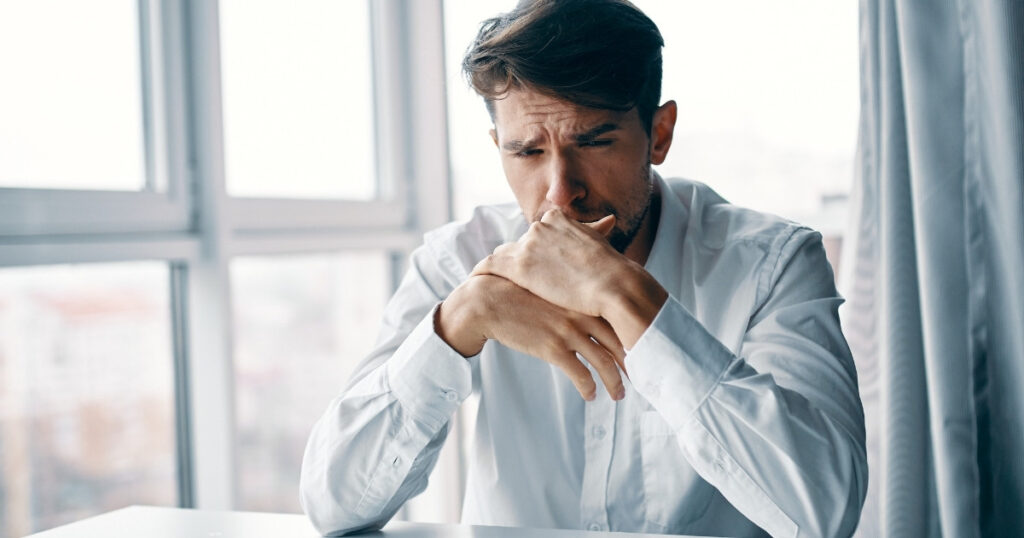 男性の目を細める心理|恋愛・職場でありがちな本音