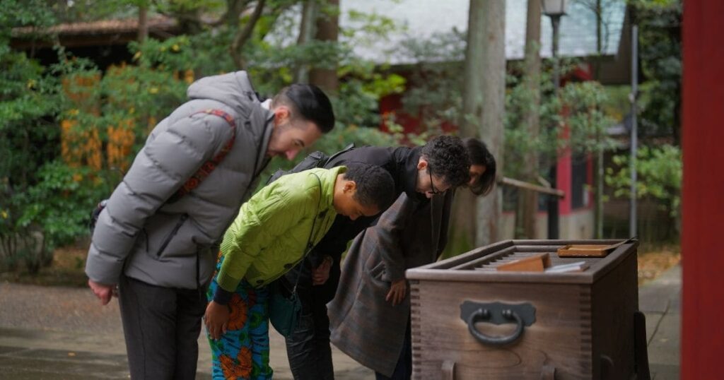 金運パワースポットの神社で参拝する人々