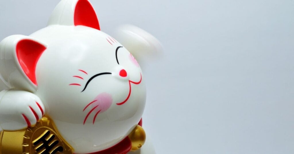 年代別・状況別の金運引き寄せアプローチを象徴する招き猫の画像