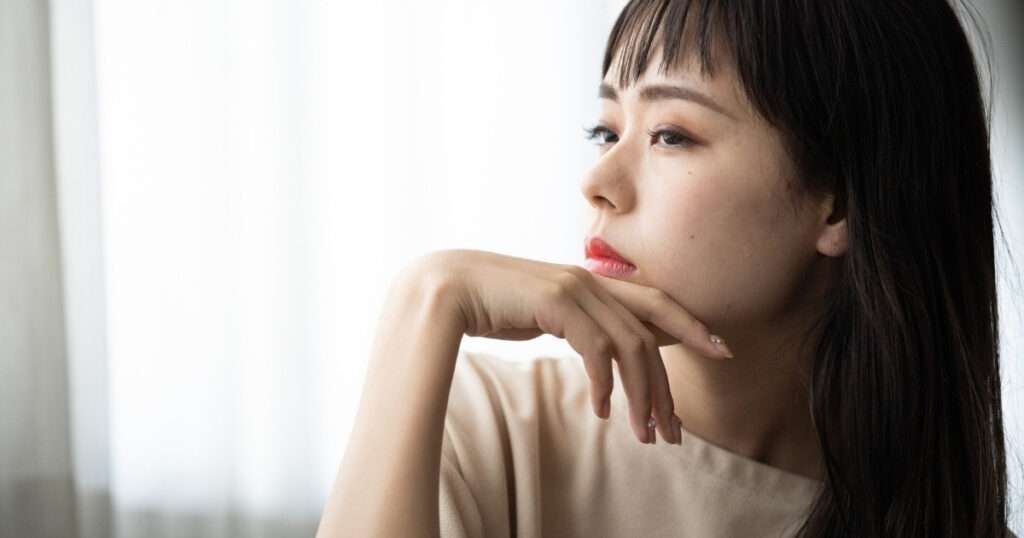 目を細める心理とは?どんな仕草でどんな印象になるの?