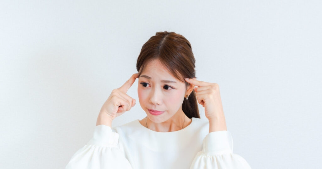 引き寄せの法則と理想の人に関するよくある質問を考えている様子の女性の写真