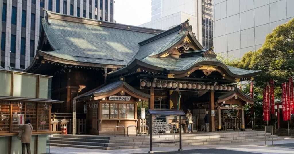 虎ノ門金刀比羅宮の鳥居と高層ビル—ビジネス街の金運スポット