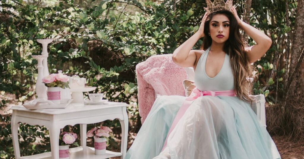 ドレスを着た女性が自然の中で願いをイメージする様子|引き寄せの法則の基本を扱うブログ記事のビジュアル