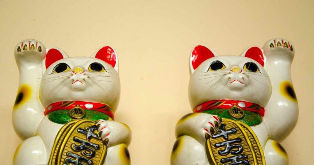 複数の招き猫が並び、金運アップを象徴する画像