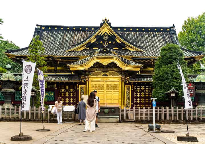 金色に輝く上野東照宮社殿