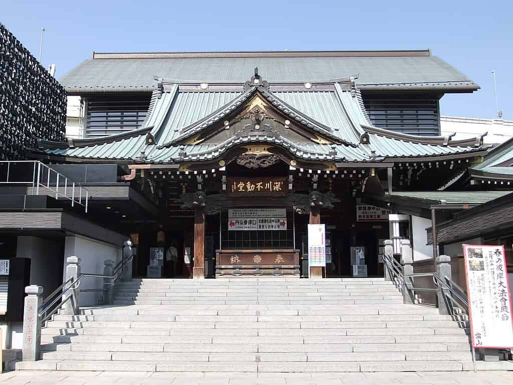 深川不動堂の荘厳な本堂外観