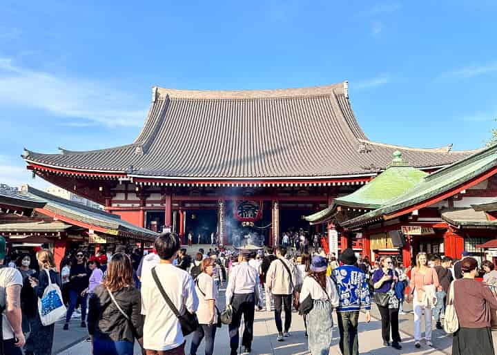 浅草寺本堂と参拝客