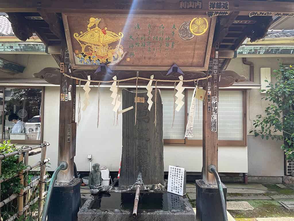 品川神社の拝殿と参道