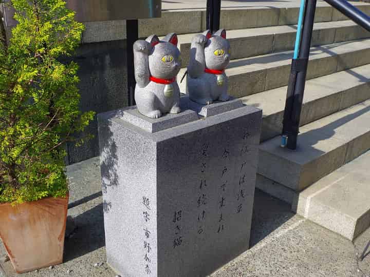 今戸神社の巨大招き猫像