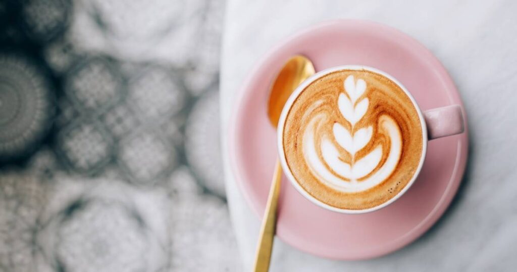 ラテアートが施されたコーヒーと、パワーストーンを連想させる画像