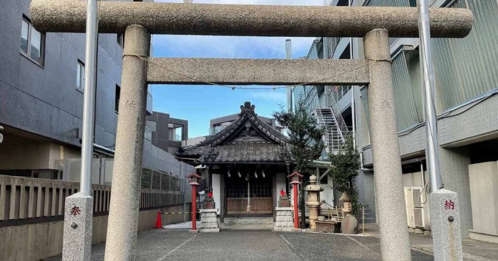 宝禄稲荷神社の鳥居と社殿