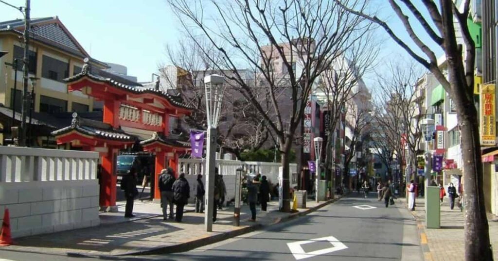 神楽坂通りに面した善國寺の山門