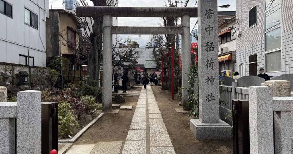 皆中稲荷神社の朱塗りの鳥居