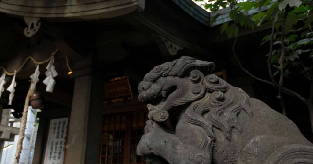 稲荷鬼王神社の社殿と狐像