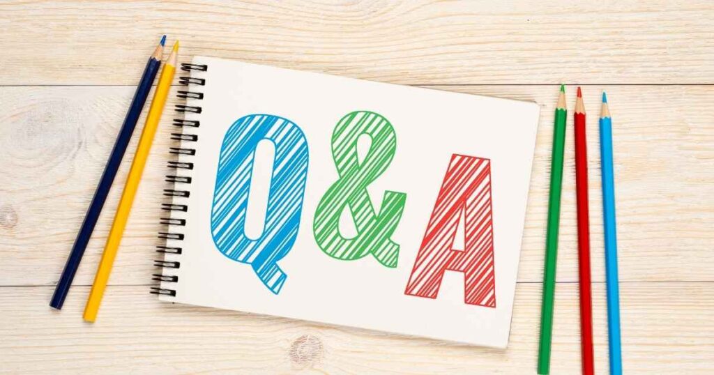 「Q&A」と書かれたノートと鉛筆が置かれ、疑問解決を連想させる画像