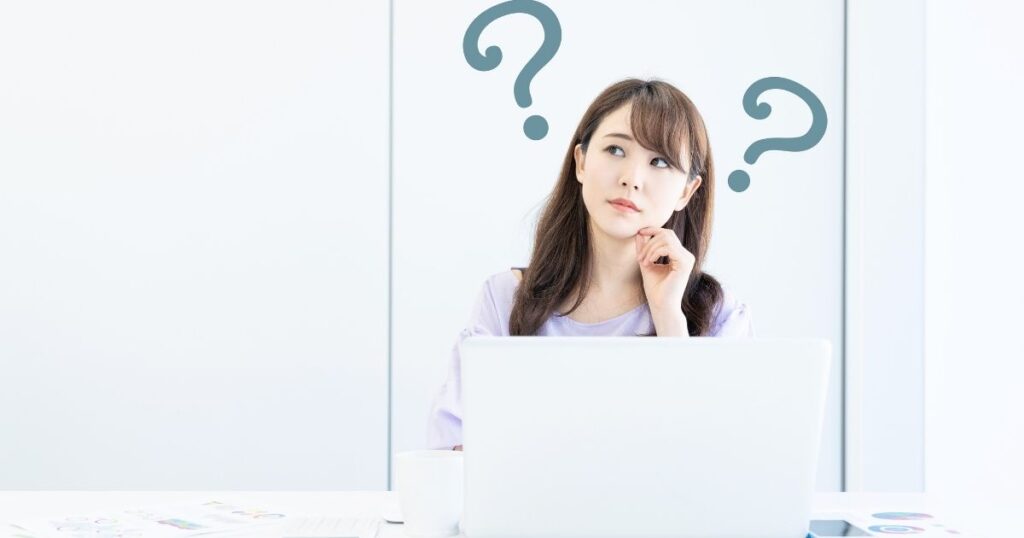 考える女性