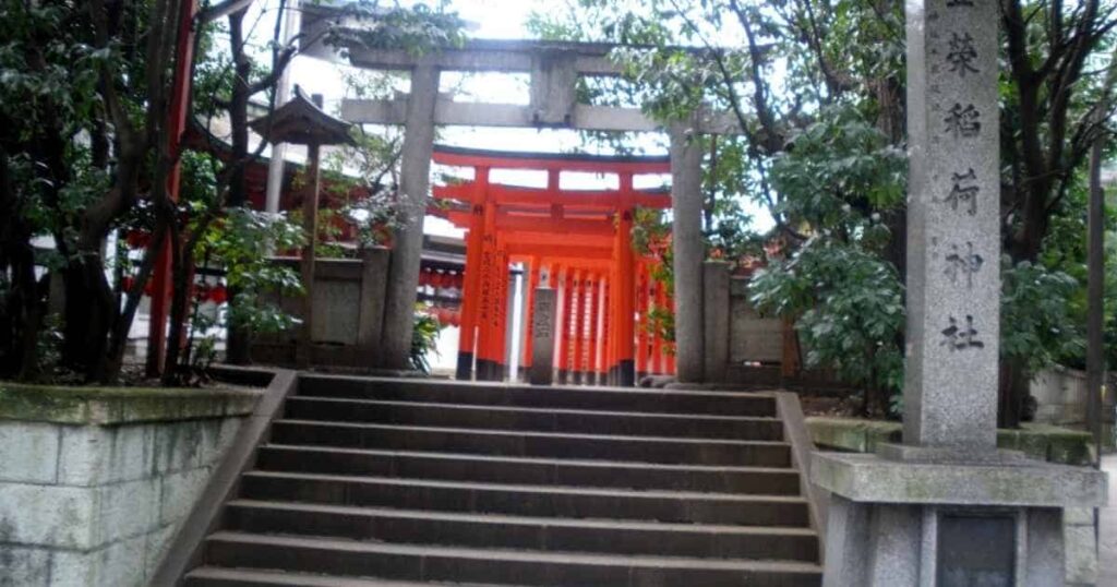 豊栄稲荷神社の赤い鳥居と拝殿