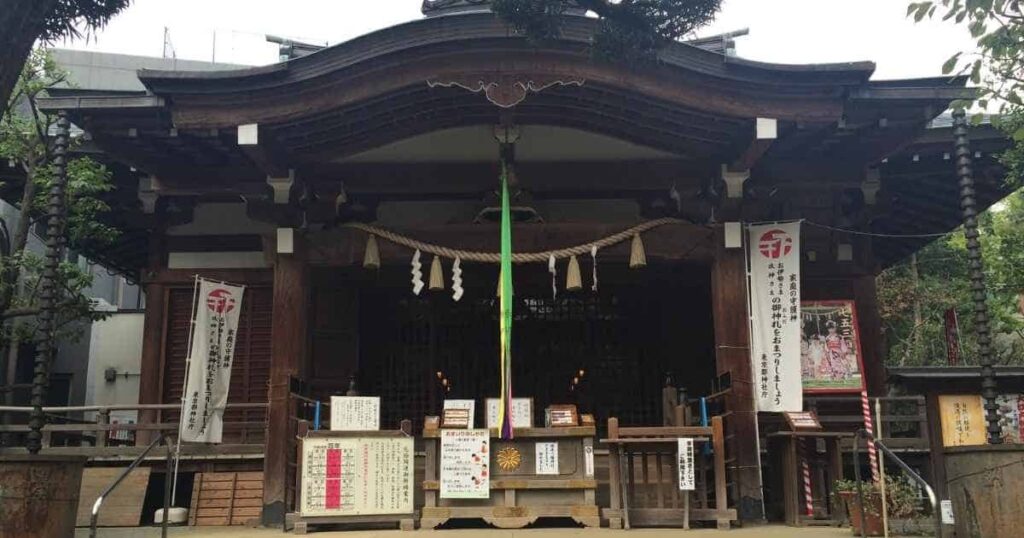 渋谷区の鳩森八幡神社の境内