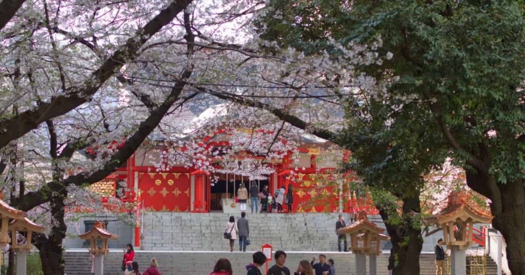 花園神社の鮮やかな朱色の拝殿