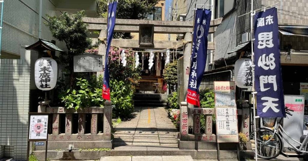 末廣神社の鳥居と社殿