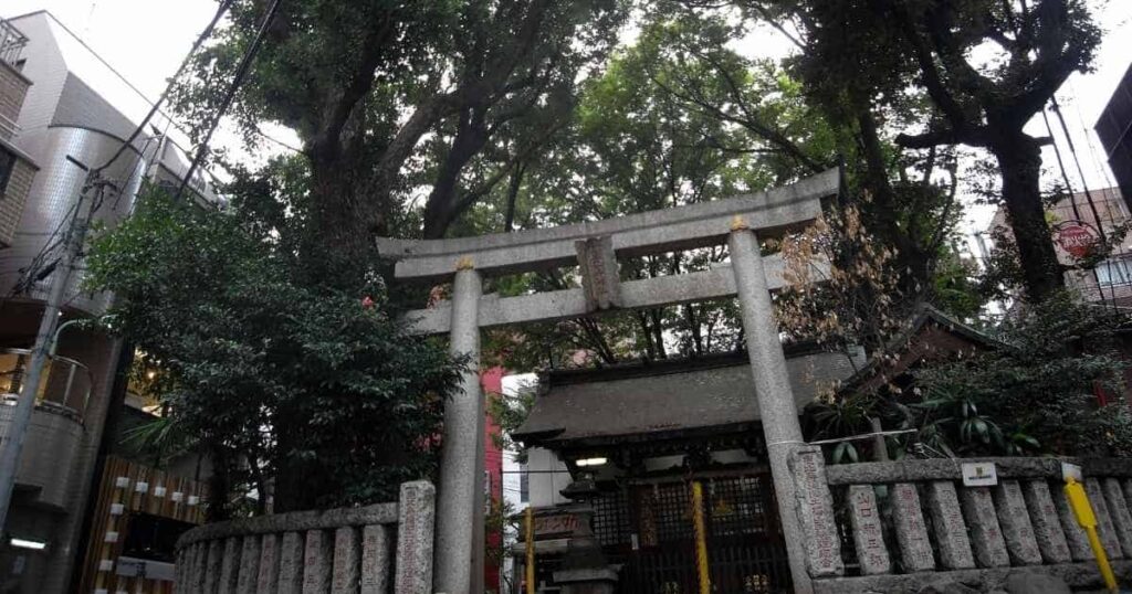 恵比寿神社の拝殿と石鳥居