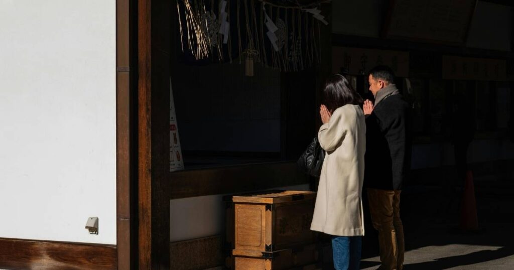 江東区の寺院で参拝する二人。パワースポットである寺社を目的別に早見。