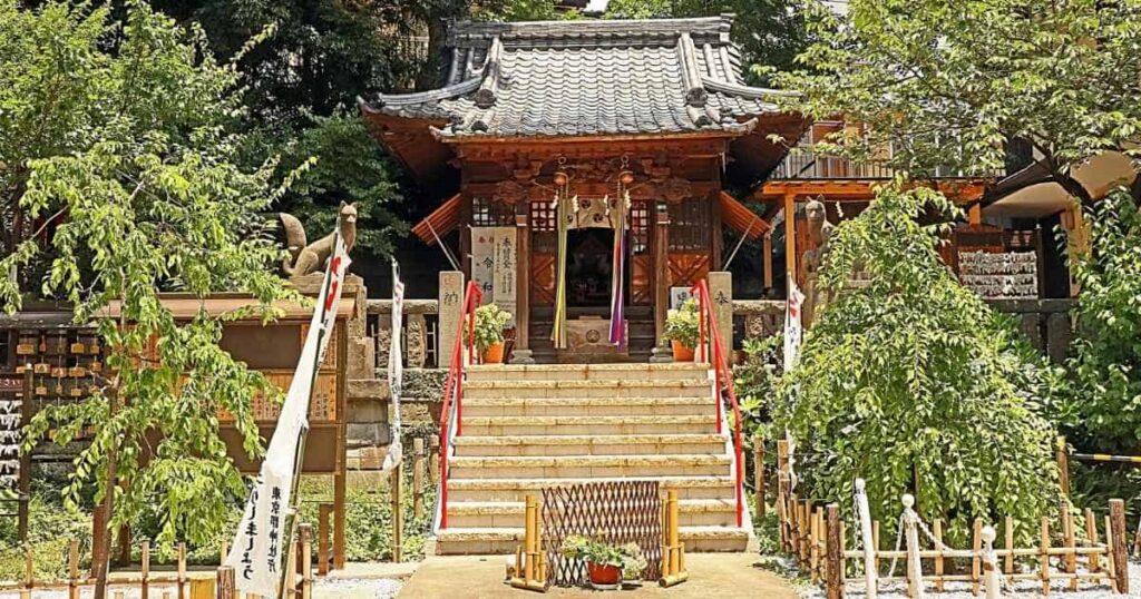 神社の社殿と石段が写っており、芸能人も通う金運のパワースポットの風景