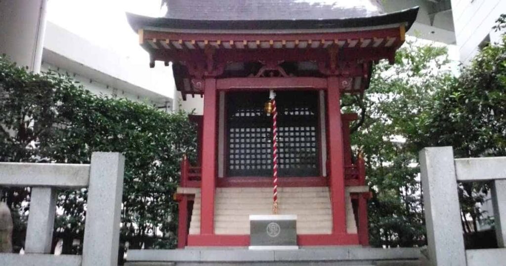 兜神社の社殿と周囲の高架