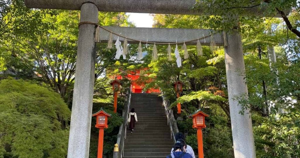 流鏑馬神事が行われる穴八幡宮の拝殿