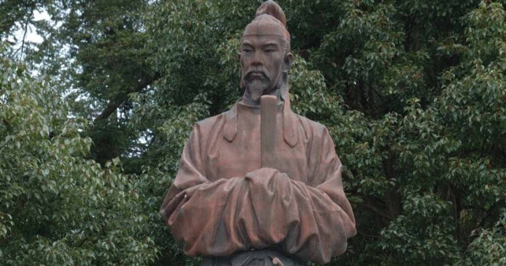 皇居外苑の和気清麻呂像